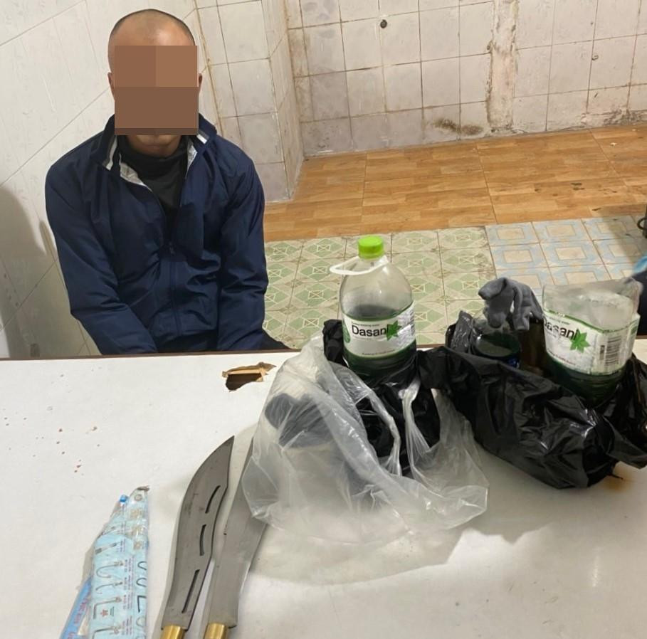 Đối tượng N.N.H và tang vật tại cơ quan công an.