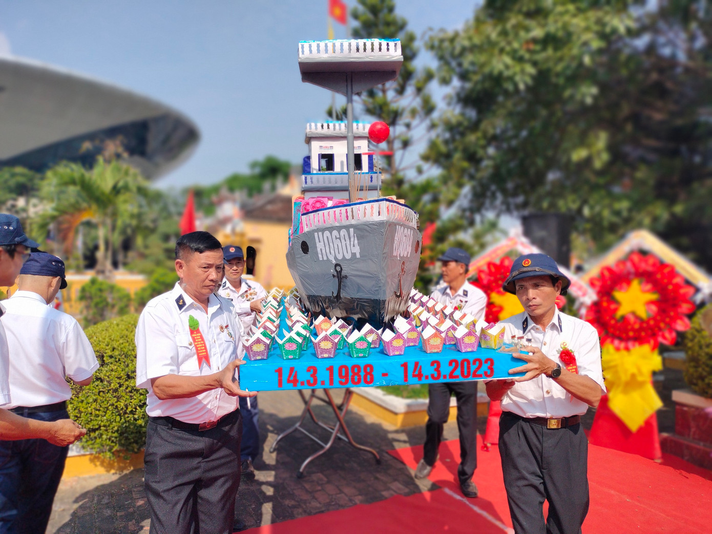 Đồng đội bên mô hình tàu HQ 604. "Cuộc chiến bảo vệ chủ quyền Tổ quốc trên bãi đá Gạc Ma, Cô Lin, Len Đao ngày 14/3/1988 là cuộc chiến không cân sức. Nơi đầu sóng, ngọn gió, phương tiện vũ khí hạn chế... nhưng với tình yêu đất nước, quyết tâm bảo vệ chủ quyền thiêng liêng các chiến sĩ đã quyết tâm đến cùng để bảo vệ chủ quyền biển đảo của Tổ quốc", ông Nguyễn Văn Tấn, Trưởng Ban liên lạc Bộ đội Trường Sa xúc động tại lễ tưởng niệm.