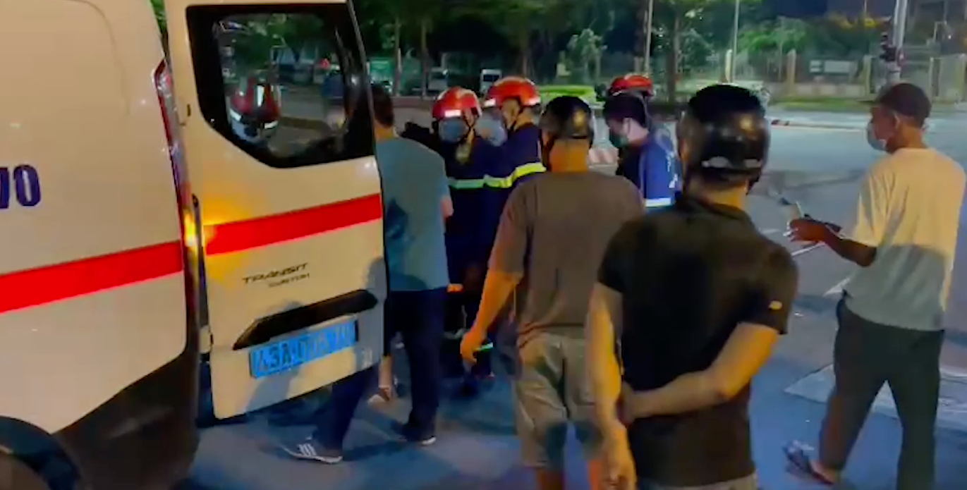 Đưa nạn nhân đi cấp cứu sau khi được giải cứu khỏi cabin xe tải bị lật. Đưa nạn nhân đi cấp cứu sau khi được giải cứu khỏi cabin xe tải bị lật.