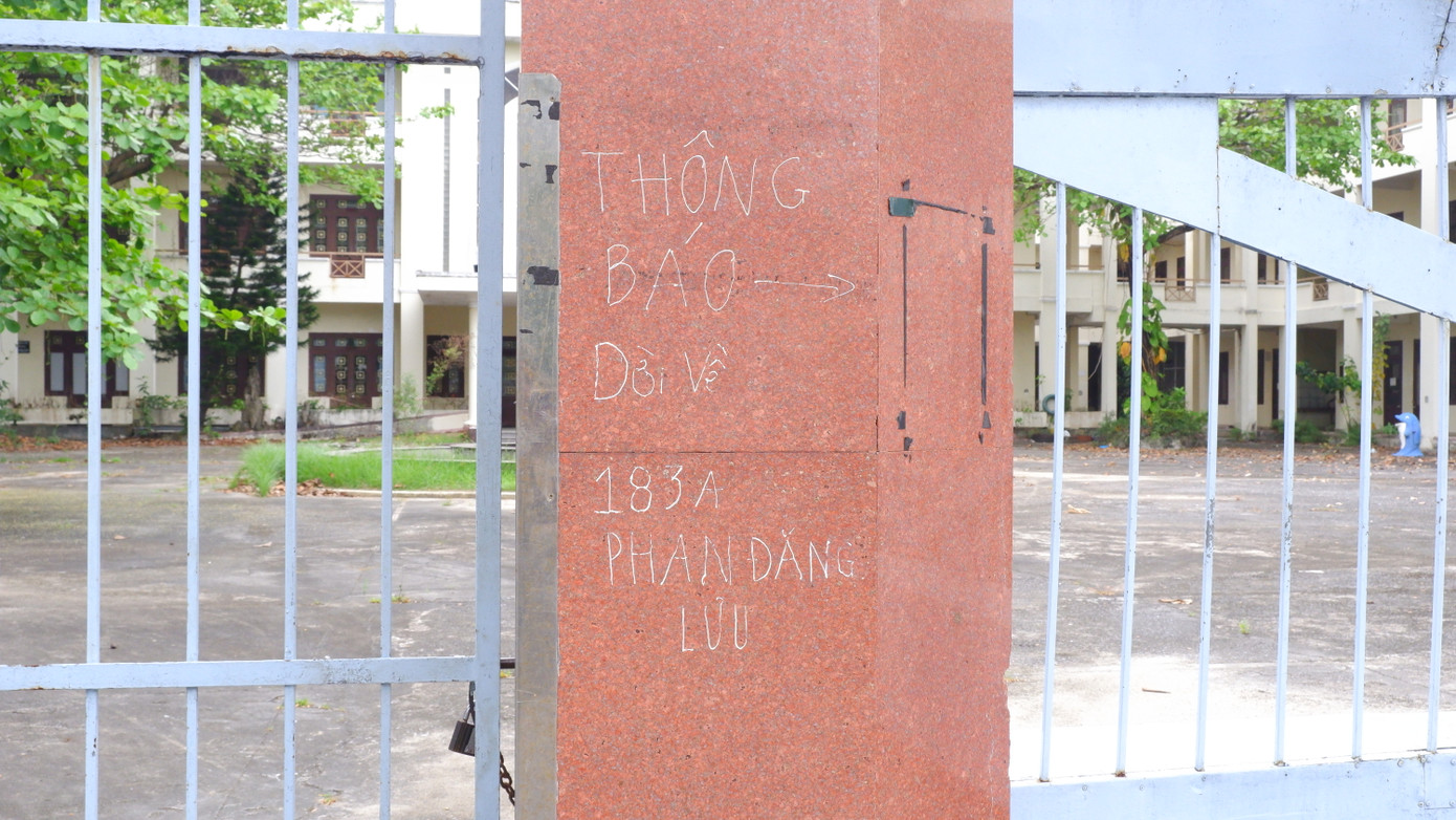 Sau khi phê duyệt chủ trương đầu tư xây dựng dự án mới ngay trên nền đất cũ, trong 2 năm nay, UBND quận Hải Châu được bố trí nơi làm việc tạm thời ở số 183A Phan Đăng Lưu.