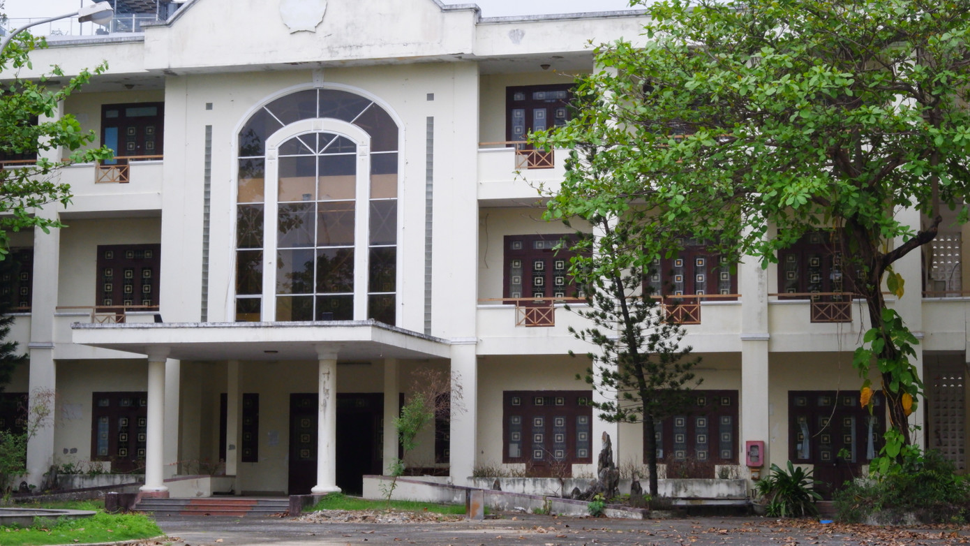 Mới đây, Chủ tịch UBND TP. Đà Nẵng vừa ký công văn yêu cầu các cơ quan, đơn vị của thành phố, UBND các quận, huyện và chủ đầu tư các dự án tạm dừng triển khai thủ tục thực hiện công trình, dự án đầu tư xây dựng mới, sửa chữa, cải tạo, nâng cấp trụ sở làm việc, mua sắm tài sản của các cơ quan, đơn vị hành chính, đơn vị sự nghiệp công lập cấp quận/huyện, cấp phường/xã (trừ lĩnh vực y tế, giáo dục) cho đến khi có chỉ đạo mới. Trong đó có dự án trung tâm hành chính quận Hải Châu.