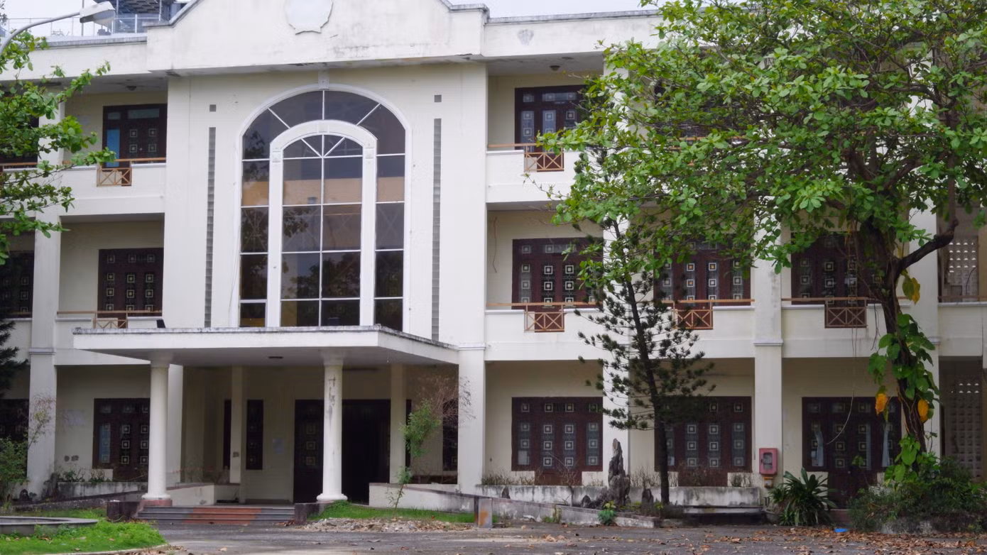 Mới đây, Chủ tịch UBND TP. Đà Nẵng vừa ký công văn yêu cầu các cơ quan, đơn vị của thành phố, UBND các quận, huyện và chủ đầu tư các dự án tạm dừng triển khai thủ tục thực hiện công trình, dự án đầu tư xây dựng mới, sửa chữa, cải tạo, nâng cấp trụ sở làm việc, mua sắm tài sản của các cơ quan, đơn vị hành chính, đơn vị sự nghiệp công lập cấp quận/huyện, cấp phường/xã (trừ lĩnh vực y tế, giáo dục) cho đến khi có chỉ đạo mới. Trong đó có dự án trung tâm hành chính quận Hải Châu.