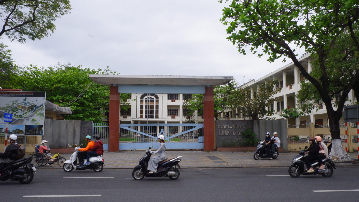 Tọa lạc ở 270 Trần Phú, khu vực trung tâm của Đà Nẵng, khu đất trụ sở UBND quận Hải Châu có vị trí đắc địa, ngay gần Cầu Rồng - một biểu tượng của Đà Nẵng.