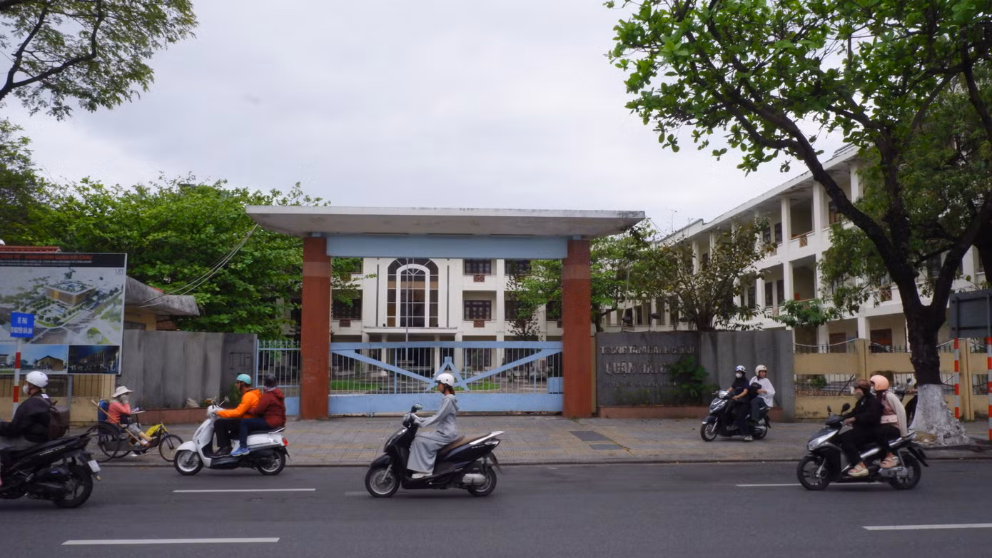 Tọa lạc ở 270 Trần Phú, khu vực trung tâm của Đà Nẵng, khu đất trụ sở UBND quận Hải Châu có vị trí đắc địa, ngay gần Cầu Rồng - một biểu tượng của Đà Nẵng.
