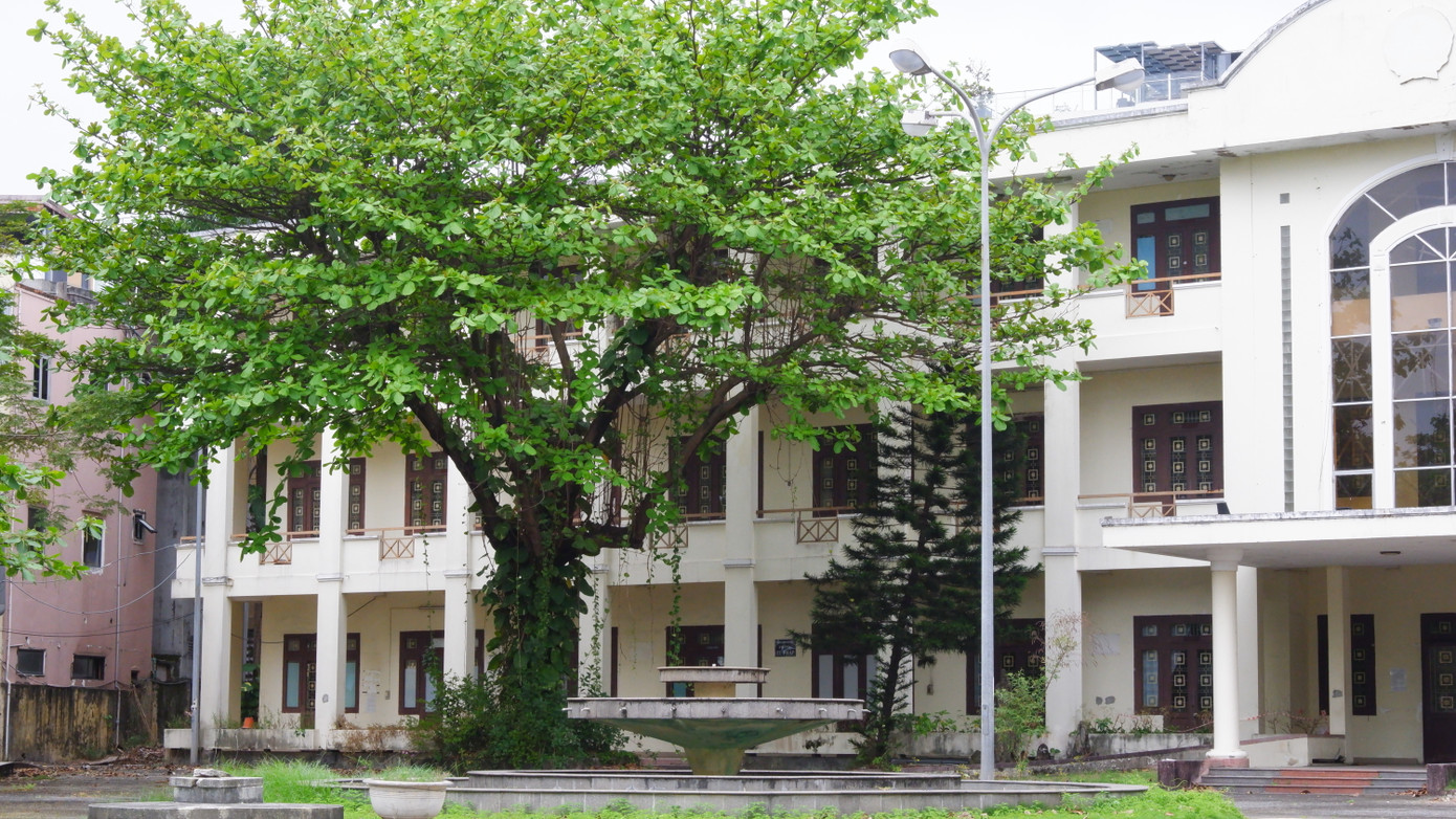 Bên trong khuôn viên trụ sở cũ của UBND quận Hải Châu sau khi di dời.