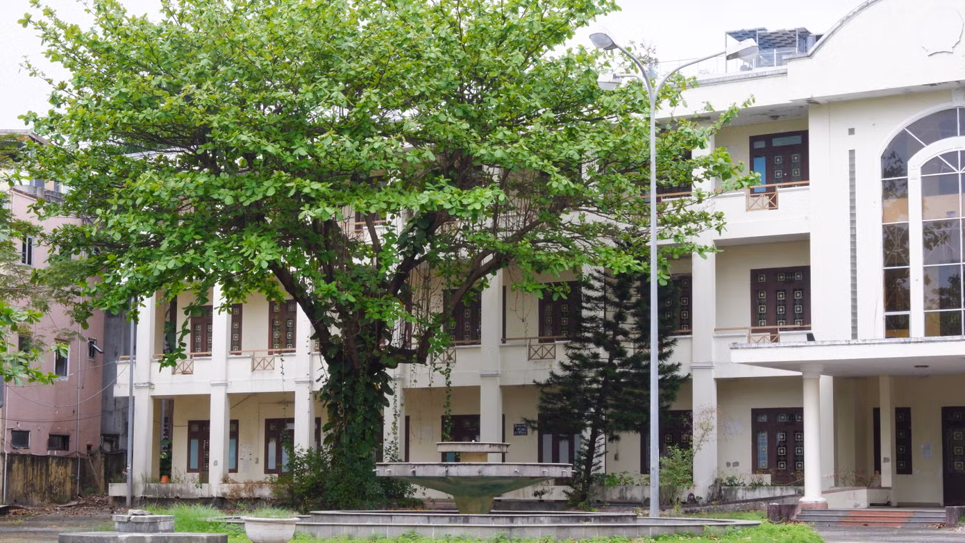 Bên trong khuôn viên trụ sở cũ của UBND quận Hải Châu sau khi di dời.
