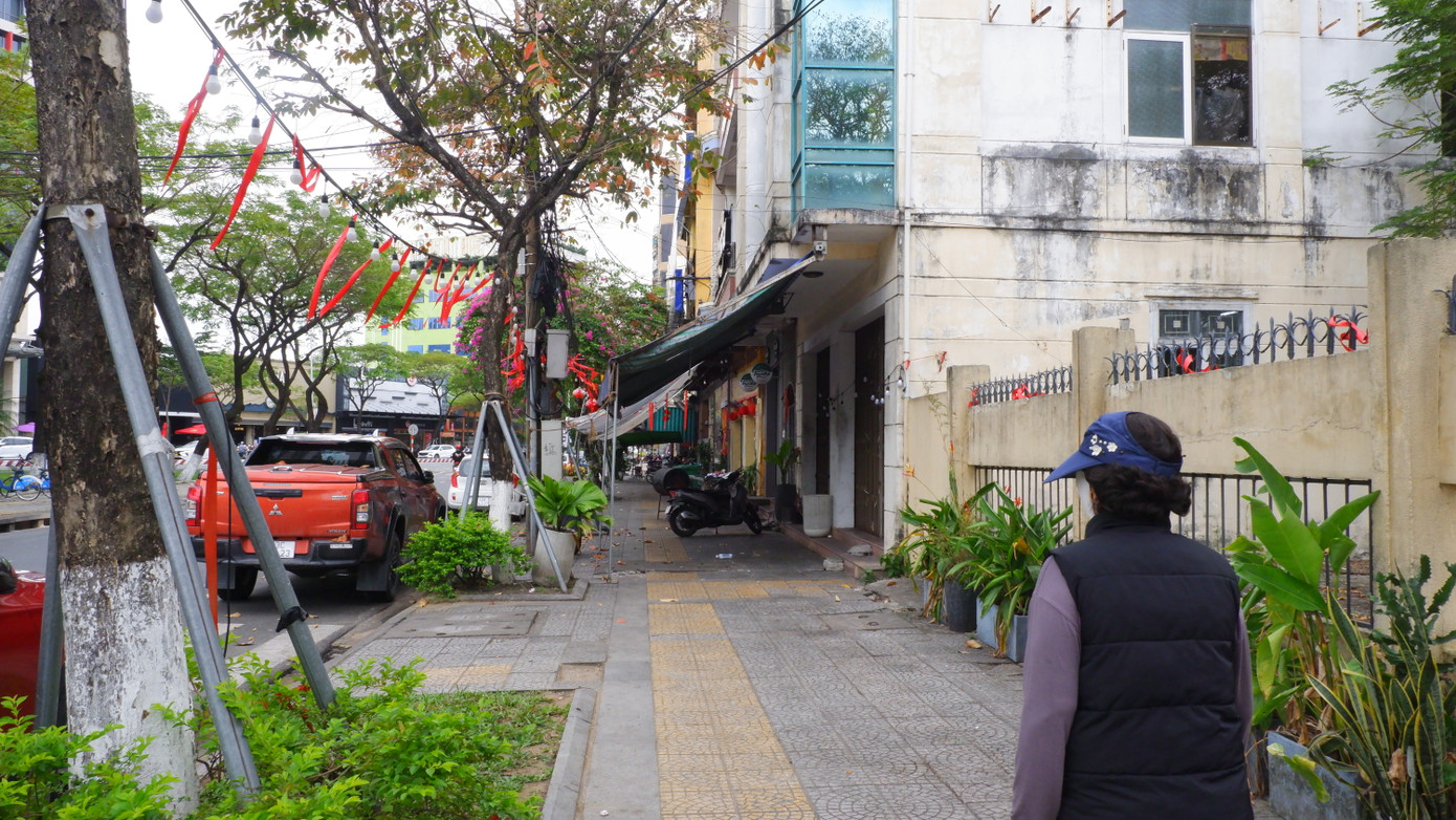 Theo kế hoạch của dự án phần mở rộng giải tỏa đền bù các hộ dân giáp đường Lê Đình Dương. Sau khi tạm dừng, chờ chỉ đạo mới, UBND TP Đà Nẵng đã yêu cầu các cơ quan rà soát, báo cáo tình hình triển khai thực hiện, tiến độ giải ngân các công trình, dự án, dự toán mua sắm, đề xuất phương án xử lý gửi Sở Tài chính và Sở Xây dựng trước ngày 15/3. Đồng thời, tham mưu UBND TP xem xét, giải quyết các vướng mắc liên quan việc tạm dừng triển khai các công trình, dự án, mua sắm tài sản theo quy định.