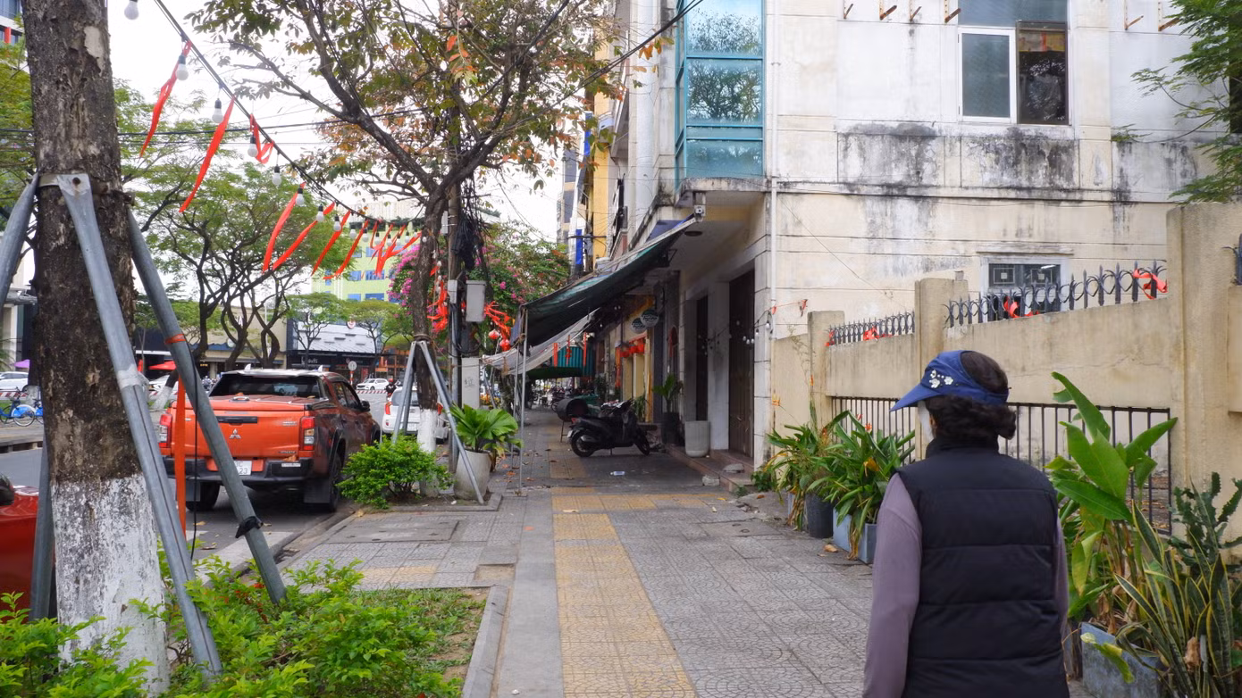 Theo kế hoạch của dự án phần mở rộng giải tỏa đền bù các hộ dân giáp đường Lê Đình Dương. Sau khi tạm dừng, chờ chỉ đạo mới, UBND TP Đà Nẵng đã yêu cầu các cơ quan rà soát, báo cáo tình hình triển khai thực hiện, tiến độ giải ngân các công trình, dự án, dự toán mua sắm, đề xuất phương án xử lý gửi Sở Tài chính và Sở Xây dựng trước ngày 15/3. Đồng thời, tham mưu UBND TP xem xét, giải quyết các vướng mắc liên quan việc tạm dừng triển khai các công trình, dự án, mua sắm tài sản theo quy định.