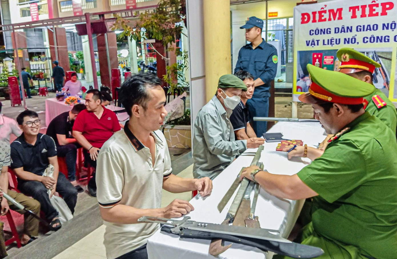 Người dân phường Hòa An (quận Cẩm Lệ) giao nộp vũ khí "nóng" cho lực lượng Công an. Người dân phường Hòa An (quận Cẩm Lệ) giao nộp vũ khí "nóng" cho lực lượng Công an.