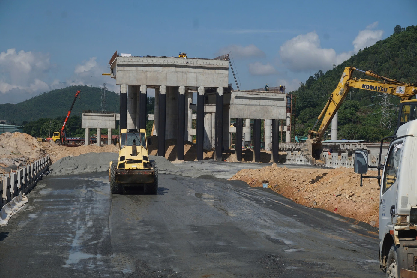 Cùng với cảng Liên Chiểu, công trình đường ven biển nối cảng Liên Chiểu, có tổng mức đầu tư 1.203 tỉ đồng, dài gần 3 km với nhiều cầu, cầu vượt, hầm chui, nút giao thông hiện đại… cũng đang được thi công gấp rút. Sau khi hoàn thành, tuyến đường này đóng vai trò quan trọng trong kết nối cảng Liên Chiểu vào hệ thống giao thông quốc gia, như: Quốc lộ 1, cao tốc Bắc - Nam... Tuyến đường giúp rút ngắn thời gian vận chuyển hàng hóa, tạo ưu thế tiếp cận chiến lược, đa phương thức, khẳng định định hướng khai thác cảng Liên Chiểu xứng tầm vị thế cảng biển đặc biệt trong tương lai. Cùng với cảng Liên Chiểu, công trình đường ven biển nối cảng Liên Chiểu, có tổng mức đầu tư 1.203 tỉ đồng, dài gần 3 km với nhiều cầu, cầu vượt, hầm chui, nút giao thông hiện đại… cũng đang được thi công gấp rút. Sau khi hoàn thành, tuyến đường này đóng vai trò quan trọng trong kết nối cảng Liên Chiểu vào hệ thống giao thông quốc gia, như: Quốc lộ 1, cao tốc Bắc - Nam... Tuyến đường giúp rút ngắn thời gian vận chuyển hàng hóa, tạo ưu thế tiếp cận chiến lược, đa phương thức, khẳng định định hướng khai thác cảng Liên Chiểu xứng tầm vị thế cảng biển đặc biệt trong tương lai.