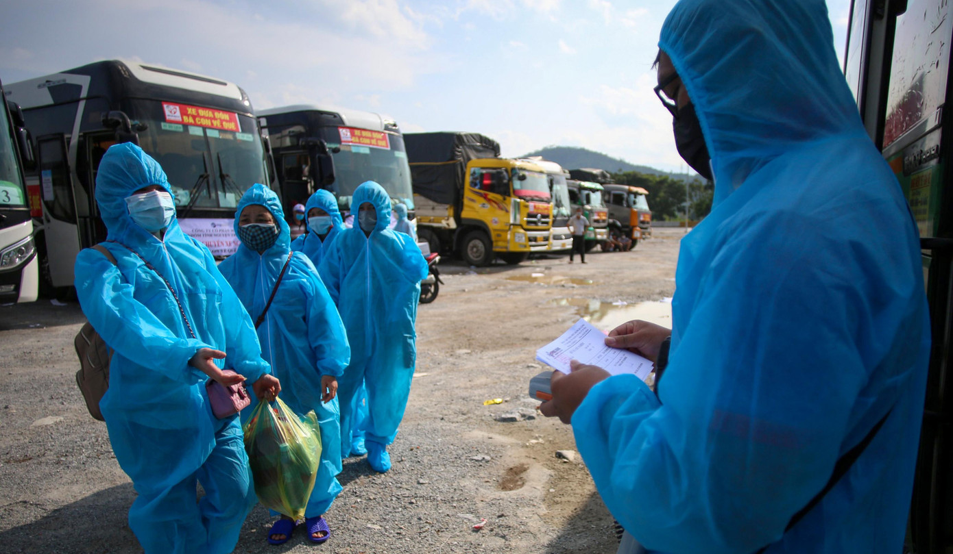 Người dân sau khi được test nhanh, có kết quả âm tính với SARS-CoV-2 sẽ được lên xe để về quê. Người dân sau khi được test nhanh, có kết quả âm tính với SARS-CoV-2 sẽ được lên xe để về quê.