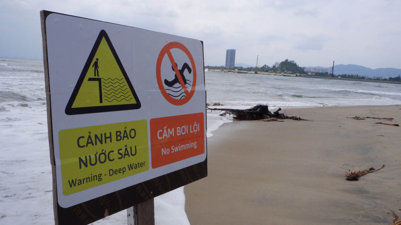 Biển xâm thực khiến bãi biển tại đây sâu, nguy hiểm, chính quyền địa phương phải cắm biển cấm tắm, cảnh báo người dân, du khách khi đến đây.