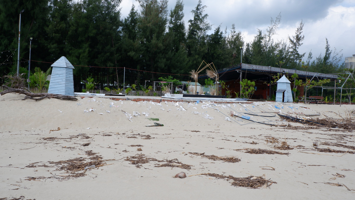 Hàng trăm mét bãi biển tại khu vực tổ 28 phường Hòa Hiệp Bắc (quận Liên Chiểu, TP. Đà Nẵng) đang bị xâm thực nghiêm trọng, gây xói lở các hàng quán, công trình của người dân, uy hiếp an toàn tài sản, tính mạng của người dân trong mùa mưa bão. Ảnh: Nguyễn Thành