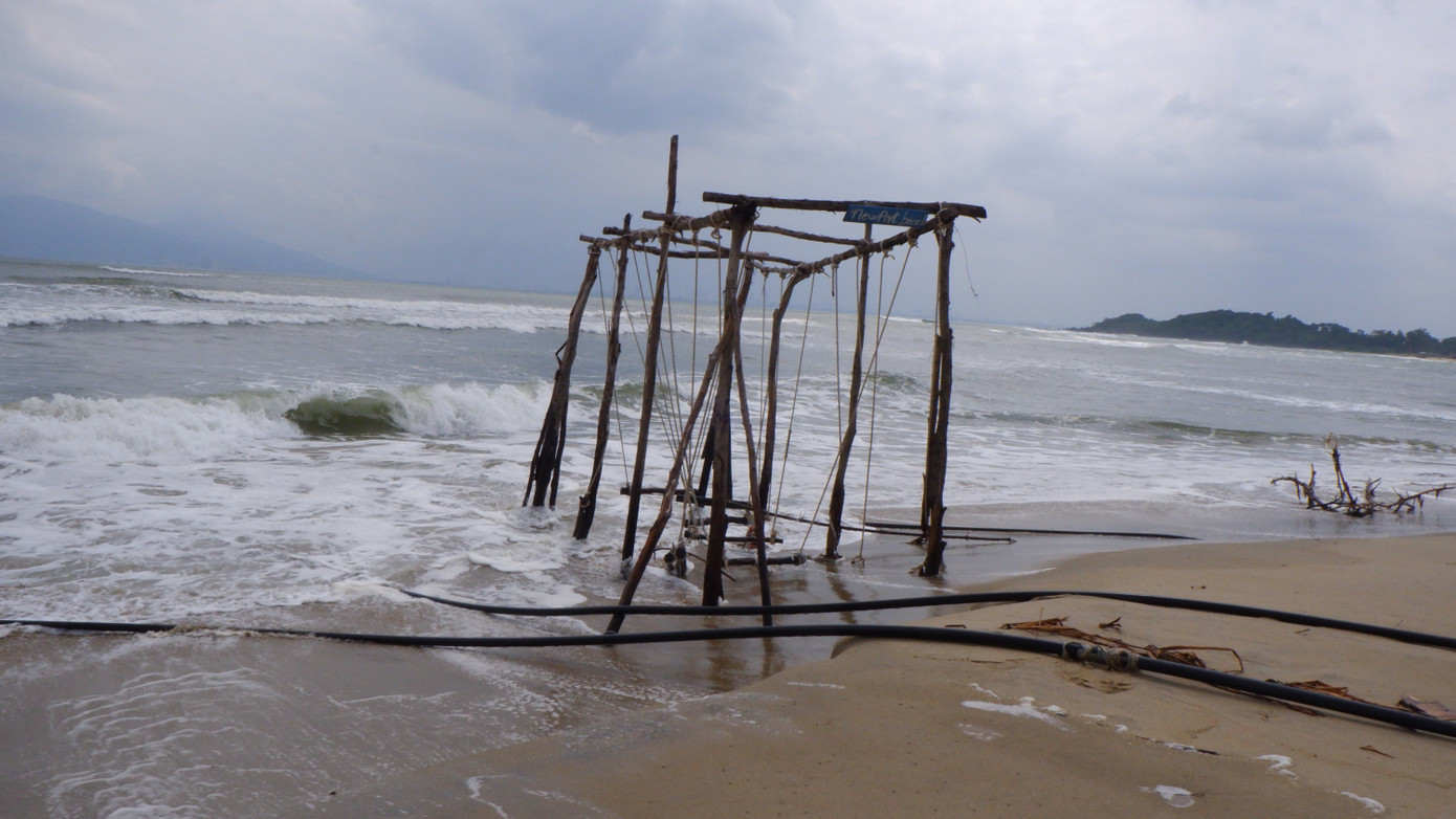 Trước đây, bãi biển khu vực này cách bờ hàng trăm mét, nhưng nay đã bị nước biển xâm thực vào sâu, gây xói lở nghiêm trọng, nhiều địa điểm du lịch dọc bãi biển này đã sóng đánh sập, cuốn trôi xuống biển.