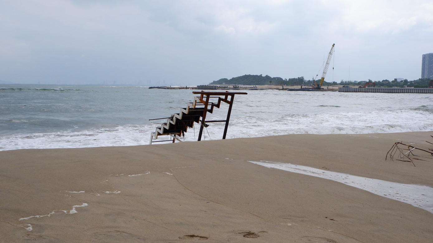 Theo UBND phường Hòa Hiệp Bắc, công ty CP Trung Thủy (chủ đầu tư) đang triển khai thi công các hạng mục của dự án. Tại vị trí phía bắc lưu vực sông Cu Đê (cửa sông đổ ra biển) đơn vị thi công đang triển khai thi công làm kè chắn sóng. Tuy nhiên trong quá trình thi công đã tác động lớn đến hệ sinh thái tự nhiên tại khu vực này, đồng thời ảnh hưởng và tác động đến tuyến đê kè biển tại khu vực phường Hòa Hiệp Bắc đoạn từ nhà máy xi măng Hải Vân đến cầu Nam Ô.