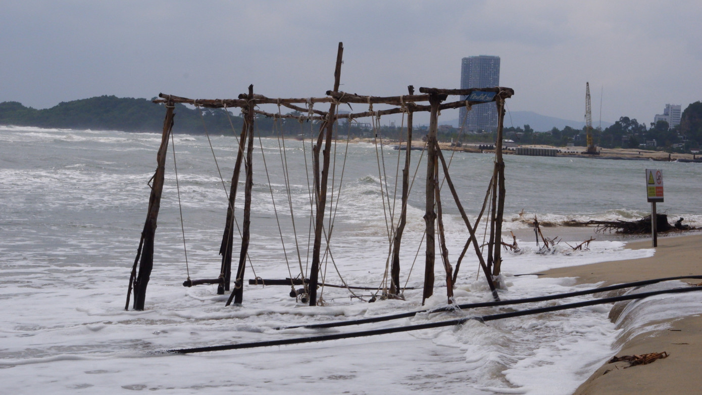 Bãi biển Hòa Hiệp Bắc tan hoang dù chưa có mưa bão lớn.