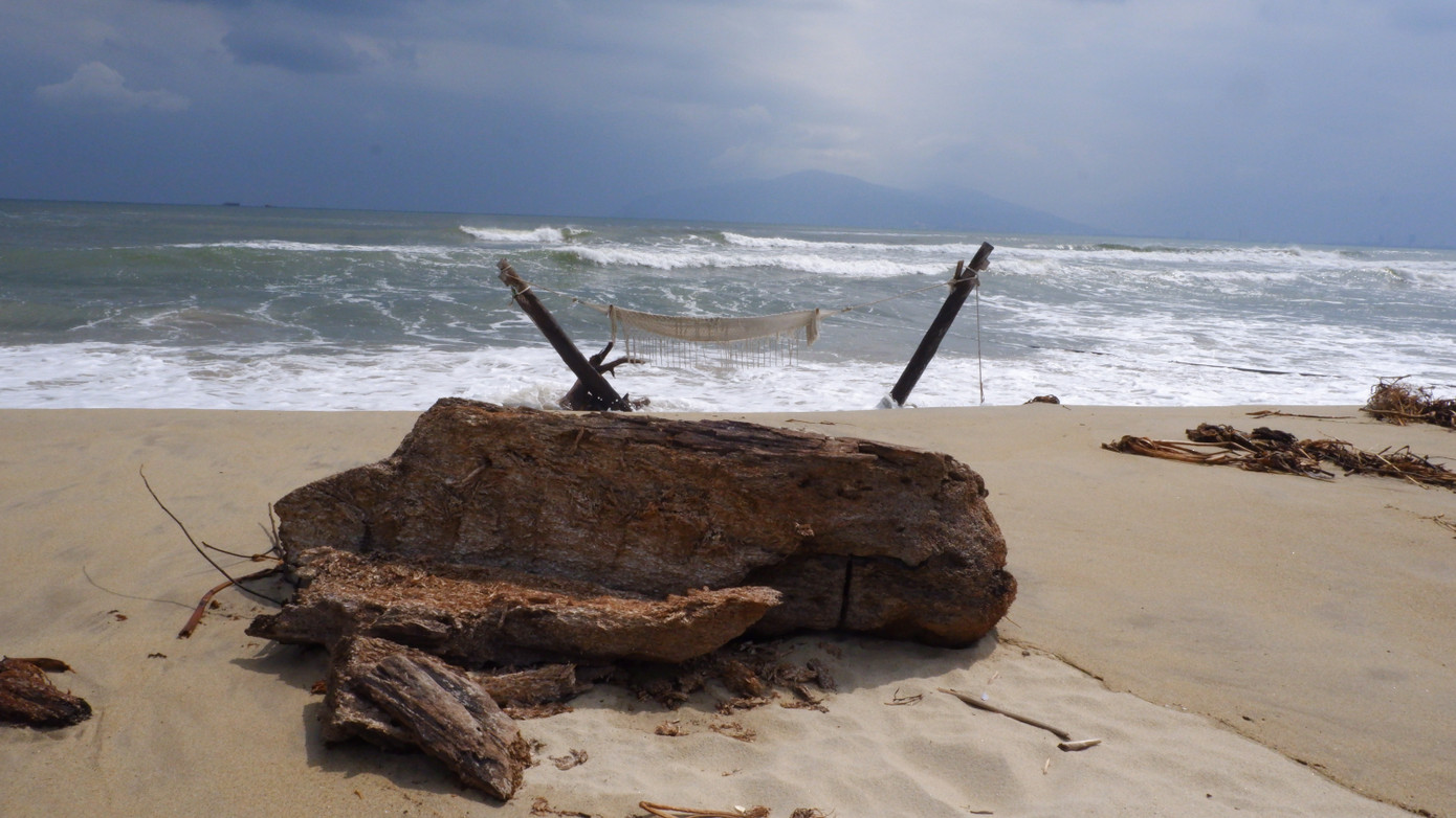 Ông Nguyễn Mai, Tổ trưởng tổ 28, phường Hòa Hiệp Bắc cho biết: Việc hút cát từ khu vực cửa sông sẽ dẫn đến việc xói lở, xâm thực ở khu vực bãi biển. Quá trình thi công dự án cũng đã ảnh hưởng đến ngư nghiệp của người dân trong vùng.