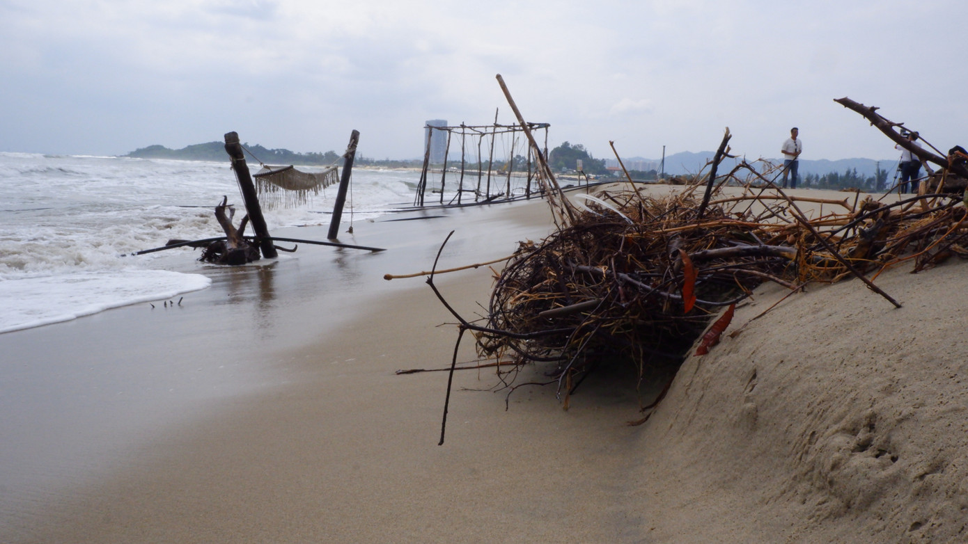 Theo ghi nhận, có hơn 500m bãi biển tại khu vực Hòa Hiệp Bắc đã bị xâm thực xói lở nghiêm trọng. Các hộ dân buôn bán tại đây cho biết: Trước đây bãi biển cách bờ hơn 100m và khá bằng phẳng, người dân đến tắm, du lịch nhiều. Nhưng từ khi dự án khu du lịch sinh thái Nam Ô xây kè và hút cát làm nước biển dâng cao xâm thực khiến bãi biển tan hoang. Ảnh: Nguyễn Thành