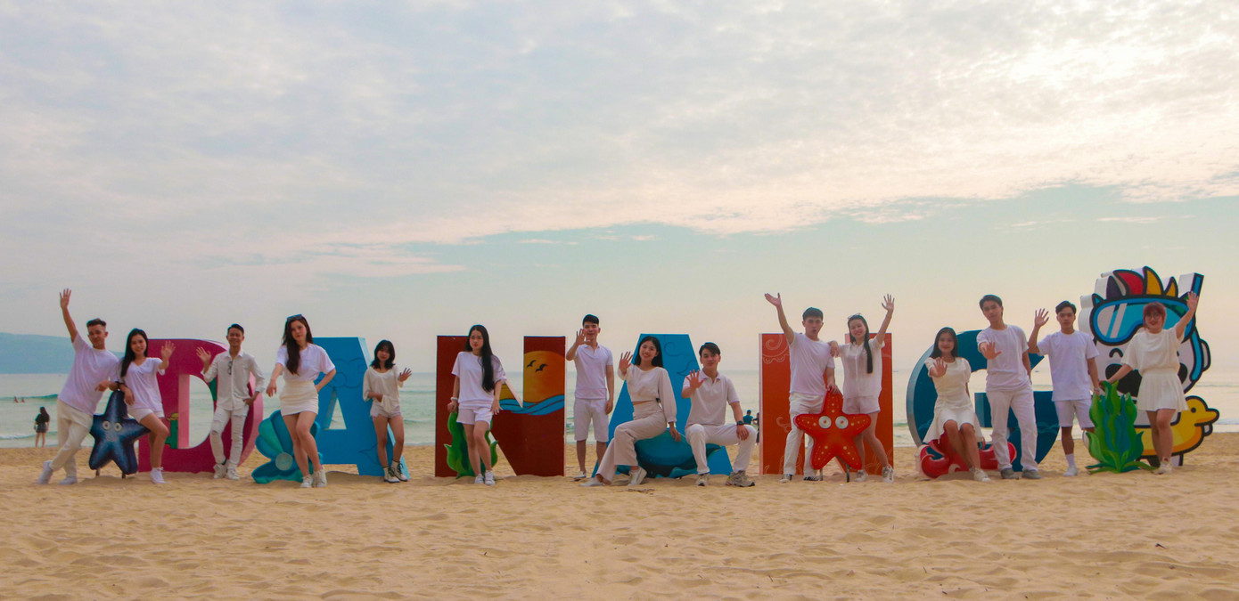 Hình ảnh trẻ trung trong MV "Chào Đà Nẵng" Hình ảnh trẻ trung trong MV "Chào Đà Nẵng"