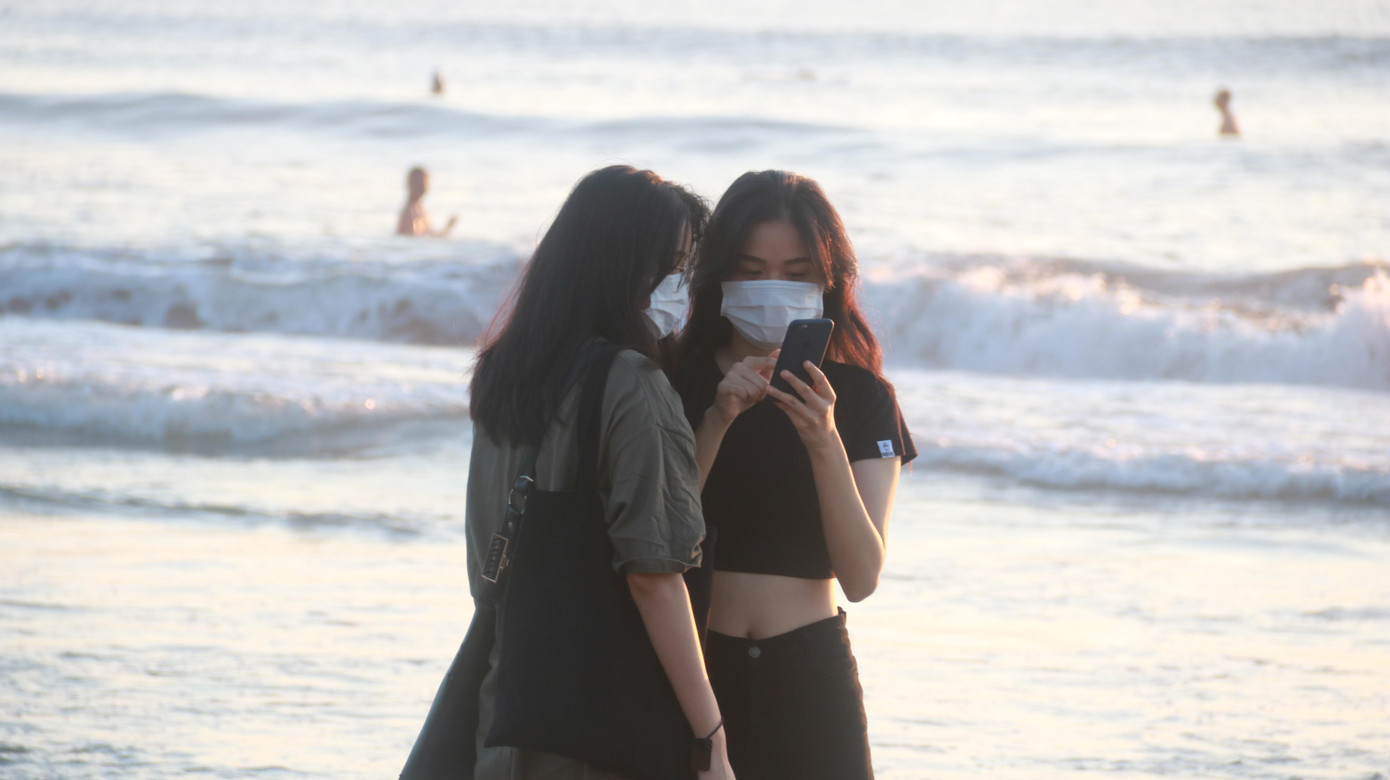 Các bạn trẻ háo hức ra biển để lưu lại kỷ niệm ngày thành phố trở về "trạng thái bình thường mới"