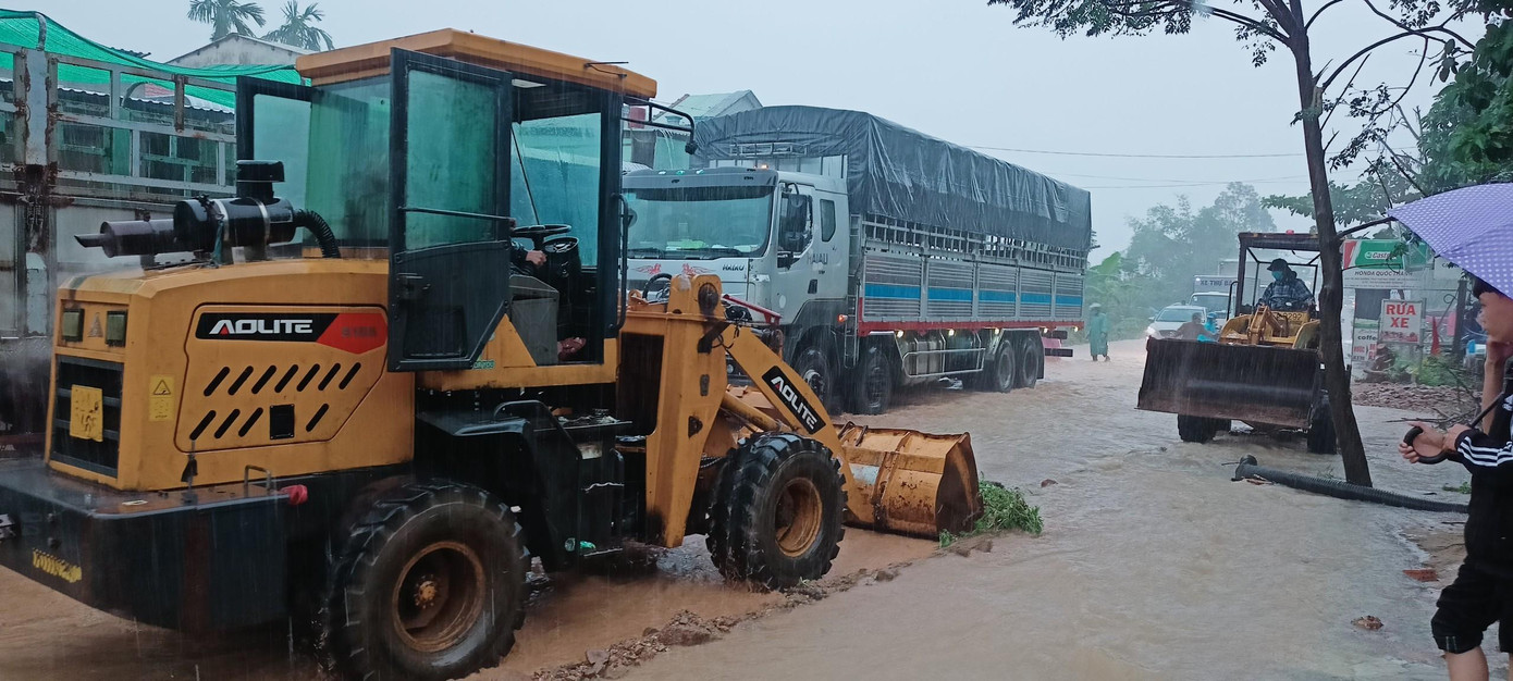 Công việc được tiến hành khẩn trương trong điều kiện mưa lớn và nước từ các khe núi vẫn tiếp tục chảy ra rất mạnh.