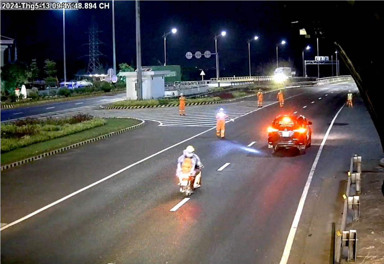 Hình ảnh một phương tiện xe máy đi vào hầm Hải Vân được camera giám sát ghi lại.