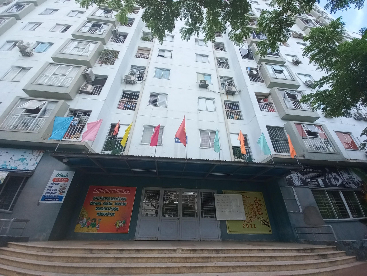 Nhiều khu chung cư trên địa bàn Nại Hiên Đông đã khóa cửa chính, để hạn chế, kiểm soát người ra vào. Tổ COVID-19 cộng đồng được yêu cầu huy động nhiều loa di động đặt tại các tuyến đường, sân chung cư mở thường xuyên và liên tục file thông báo tuyên truyền của phương về phòng chống dịch.