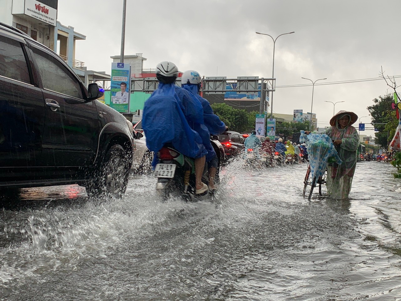 Trong khi đó, tại quận Thanh Khê, Liên Chiểu mưa lớn cũng đã làm nhiều tuyến đường ngập tương tự, khiến giao thông đi lại của người dân gặp khó khăn.