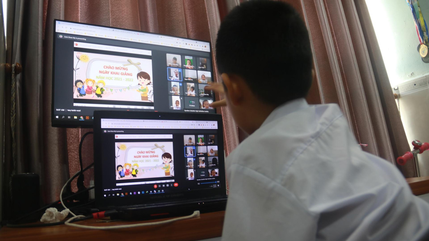 Hồn nhiên làm quen với các bạn mới trong lớp học qua màn hình máy tính. Các bạn nhỏ theo thứ tự chào cô giáo, chào các bạn và giới thiệu về bản thân mình.