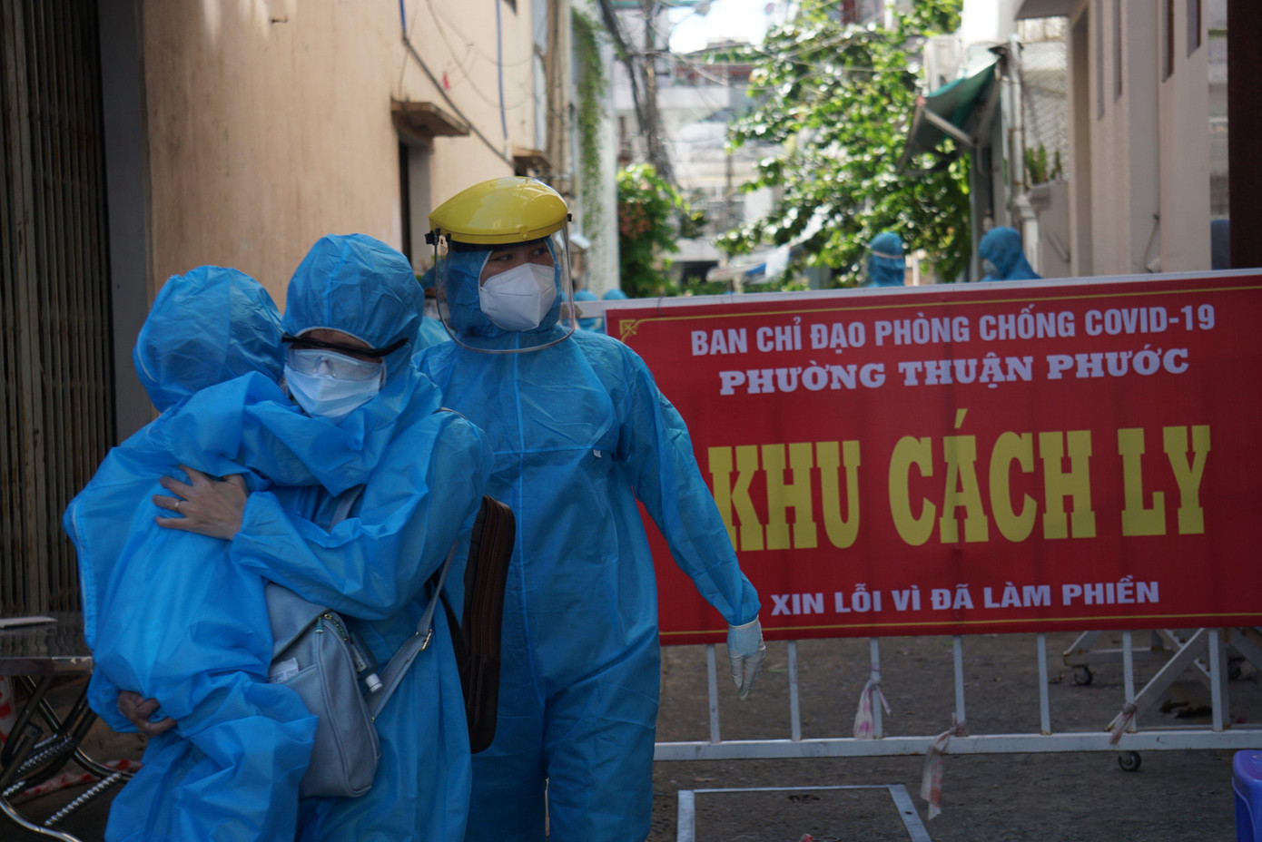 Người dân TP Đà Nẵng di dời khỏi các kiệt hẻm để phòng chống COVID-19 lây lan.