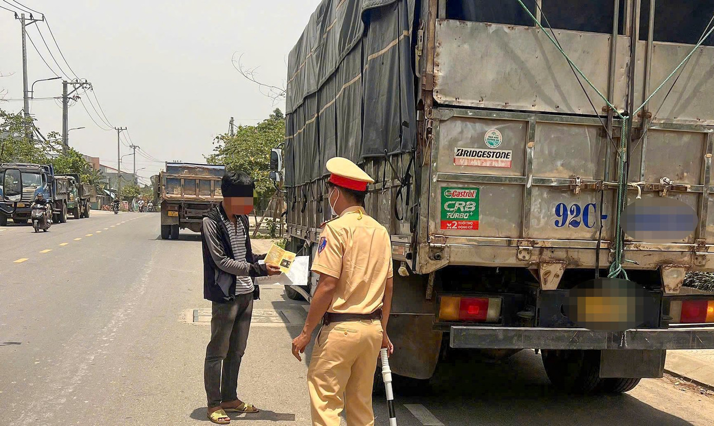 Lực lượng CSGT trạm cửa ô Hòa Nhơn dừng kiểm tra phương tiện trên đường ĐH2 vào trưa ngày 16/4. Lực lượng CSGT trạm cửa ô Hòa Nhơn dừng kiểm tra phương tiện trên đường ĐH2 vào trưa ngày 16/4.