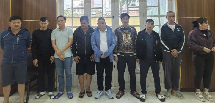 Các đối tượng tham gia đánh bạc tại thời điểm bị bắt quả tang. Các đối tượng tham gia đánh bạc tại thời điểm bị bắt quả tang.