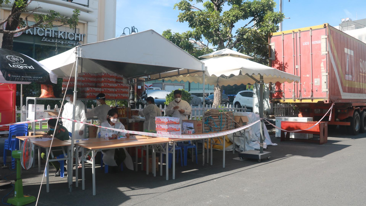 Từ ngày 10/7 đến nay, Đà Nẵng ghi nhận 3.657 ca mắc COVID-19. Các điểm bán hàng lưu động của công an TP Đà Nẵng góp phần cung ứng kịp thời một lượng lớn nhu yếu phẩm cho người dân trong những ngày "ai ở đâu thì ở đó".