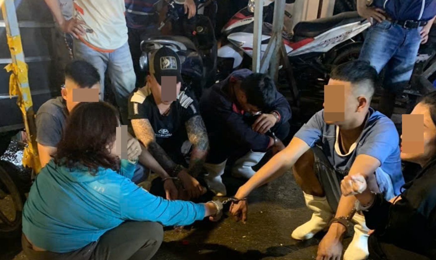 Các đối tượng đánh bạc bên trong cảng cá Thọ Quang bị bắt giữ.