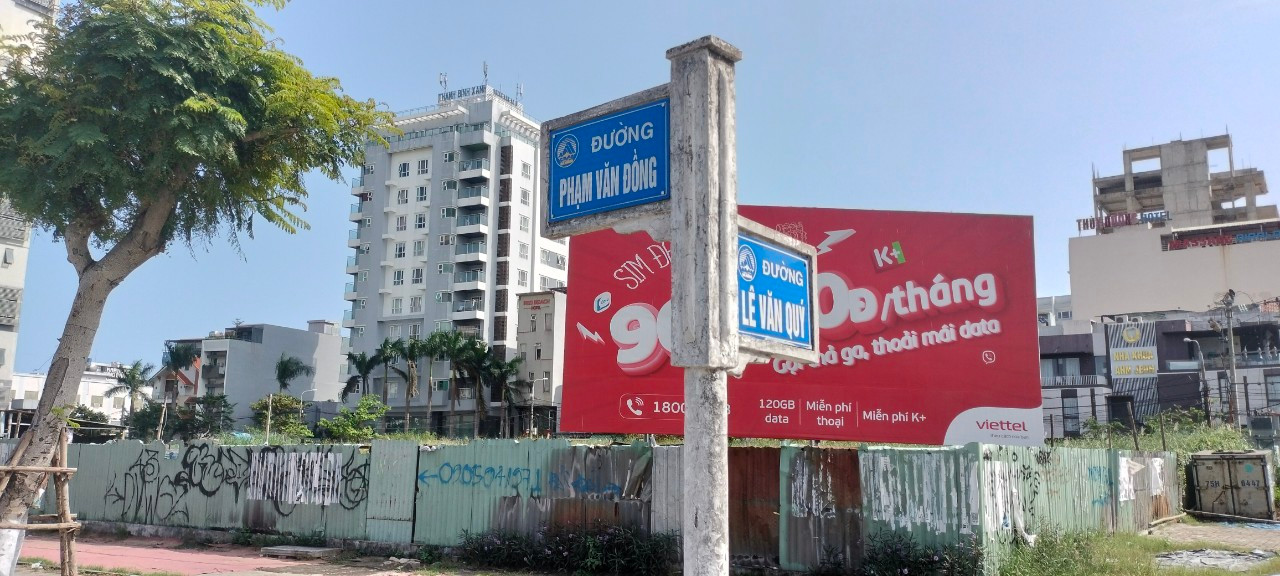Lô đất A2 đường Phạm Văn Đồng (quận Sơn Trà) hướng ra biển là một trong những khu đất "vàng" bị bỏ hoang nhiều năm ở TP Đà Nẵng. Lô đất này nằm trong danh sách các tài sản bị kê biên để đảm bảo thi hành án cho Phan Văn Anh Vũ (còn gọi Vũ "nhôm") theo các bản án của TAND các cấp đã tuyên. Tháng 12/2021, Cục Thi hành án dân sự TP Đà Nẵng đã tổ chức đấu giá tài sản là quyền sử dụng đất lô A2 để thi hành án. Công ty CP Đầu tư bất động sản Vạn Thành Phát đã trúng đấu giá với số tiền 293,5 tỷ đồng. Lô đất A2 đường Phạm Văn Đồng (quận Sơn Trà) hướng ra biển là một trong những khu đất "vàng" bị bỏ hoang nhiều năm ở TP Đà Nẵng. Lô đất này nằm trong danh sách các tài sản bị kê biên để đảm bảo thi hành án cho Phan Văn Anh Vũ (còn gọi Vũ "nhôm") theo các bản án của TAND các cấp đã tuyên. Tháng 12/2021, Cục Thi hành án dân sự TP Đà Nẵng đã tổ chức đấu giá tài sản là quyền sử dụng đất lô A2 để thi hành án. Công ty CP Đầu tư bất động sản Vạn Thành Phát đã trúng đấu giá với số tiền 293,5 tỷ đồng.
