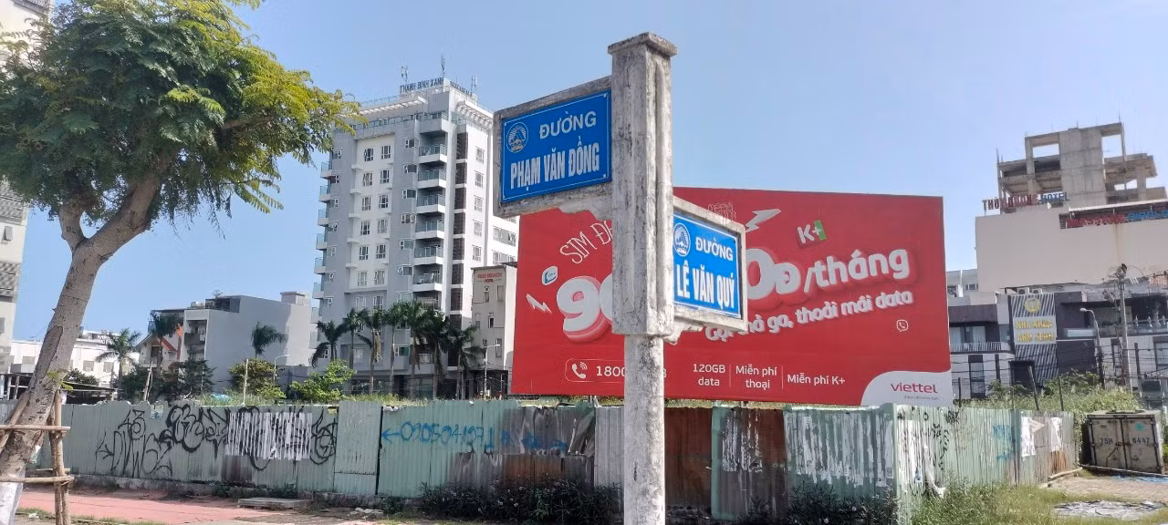 Lô đất A2 đường Phạm Văn Đồng (quận Sơn Trà) hướng ra biển là một trong những khu đất "vàng" bị bỏ hoang nhiều năm ở TP Đà Nẵng. Lô đất này nằm trong danh sách các tài sản bị kê biên để đảm bảo thi hành án cho Phan Văn Anh Vũ (còn gọi Vũ "nhôm") theo các bản án của TAND các cấp đã tuyên. Tháng 12/2021, Cục Thi hành án dân sự TP Đà Nẵng đã tổ chức đấu giá tài sản là quyền sử dụng đất lô A2 để thi hành án. Công ty CP Đầu tư bất động sản Vạn Thành Phát đã trúng đấu giá với số tiền 293,5 tỷ đồng.