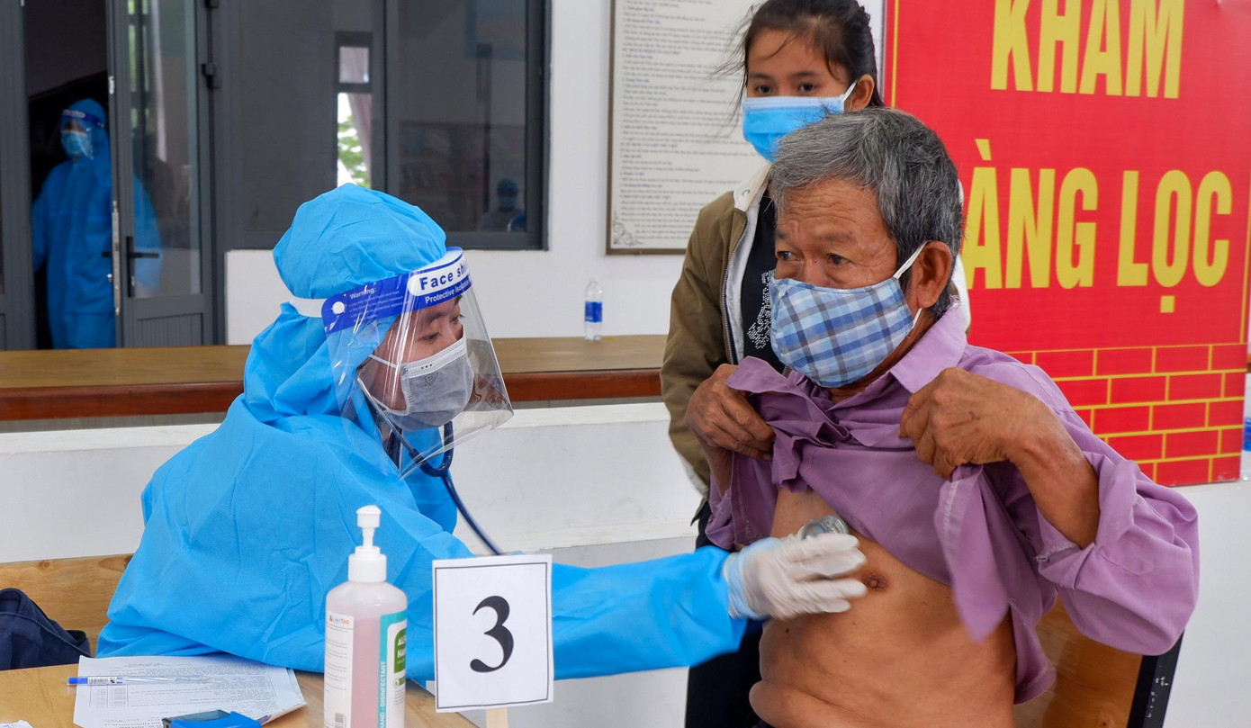 Tiến hành khám sàng lọc cho người dân trước khi tiêm tại điểm tiêm chủng trên địa bàn quận Ngũ Hành Sơn.