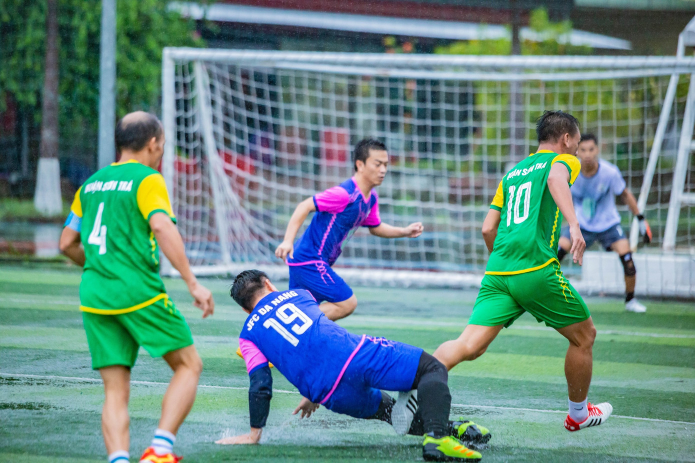 CLB JFC Đà Nẵng và đội bóng UBND quận Sơn Trà thi đấu tại giải.
