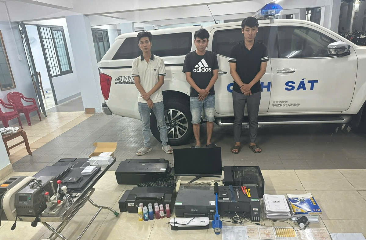 Từ trái qua, Trương Khánh Duy, Trần Quang Tuấn và Huỳnh Phát Đạt được di lý từ TP Hồ Chí Minh về Đà Nẵng để phục vụ công tác điều tra. Từ trái qua, Trương Khánh Duy, Trần Quang Tuấn và Huỳnh Phát Đạt được di lý từ TP Hồ Chí Minh về Đà Nẵng để phục vụ công tác điều tra.