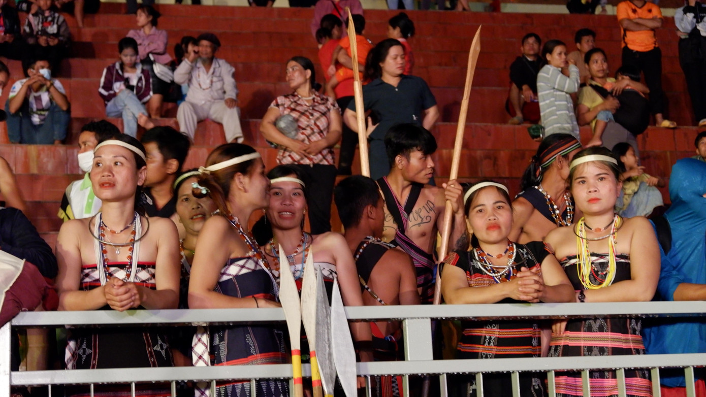 Những thiếu nữ Cơ Tu theo dõi chương trình khai mạc trên khán đài.