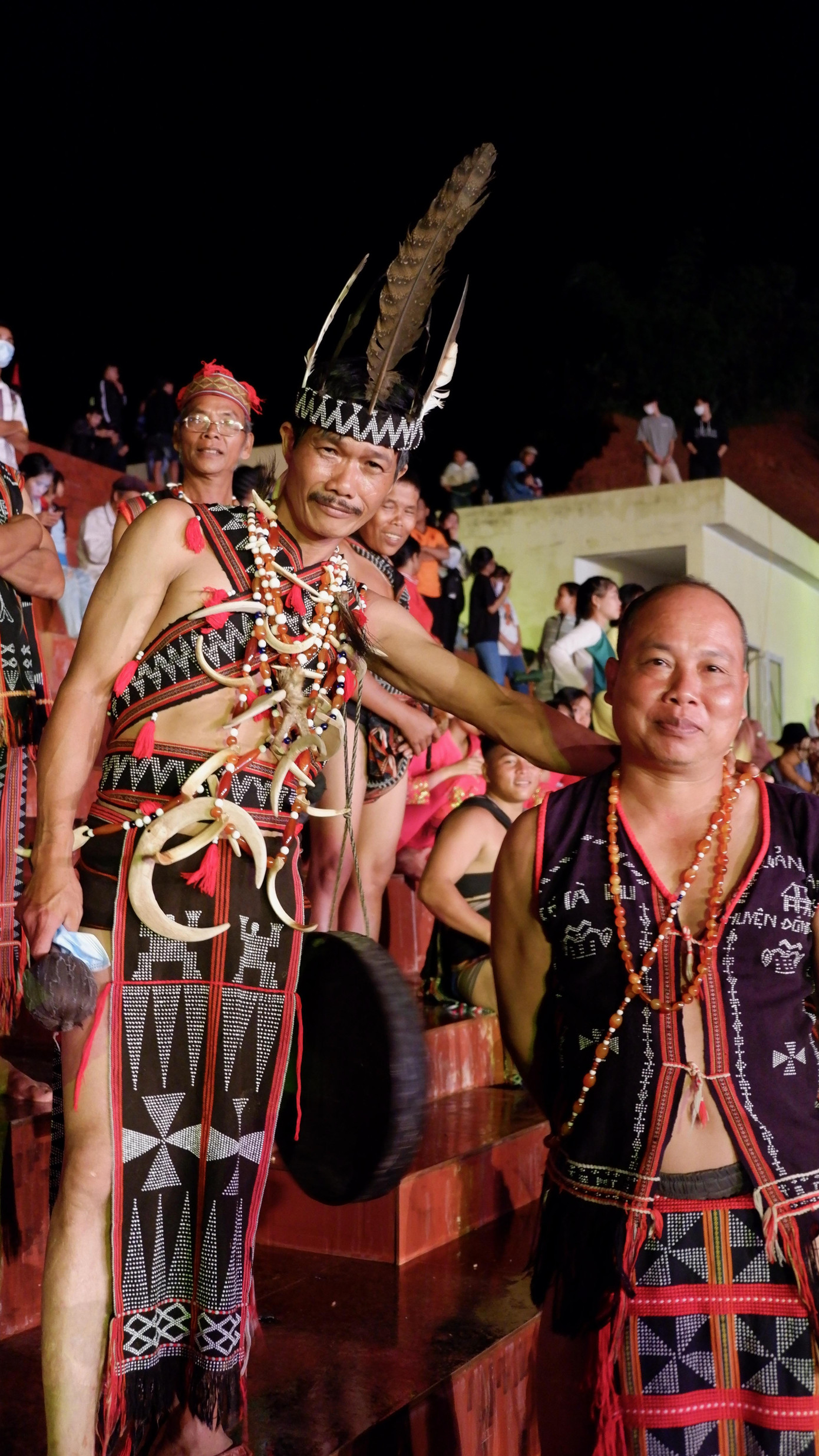 Các già làng của huyện Đông Giang trong trang phục truyền thống tham gia lễ khai mạc.