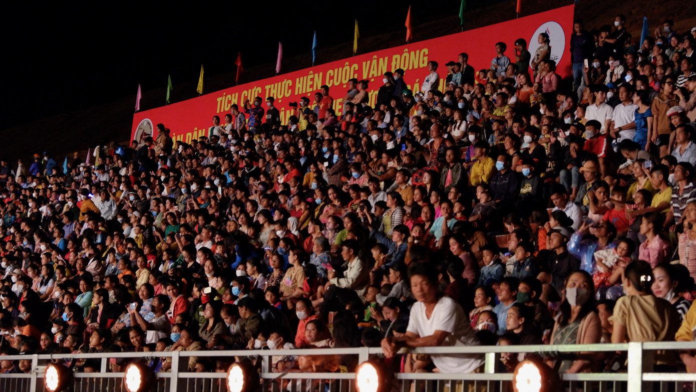 Khán đài sân vận động huyện miền núi Đông Giang (Quảng Nam) không còn chỗ trống trong đêm khai mạc. Hội thi thể thao các dân tộc thiểu số trở thành ngày hội của người dân địa phương.