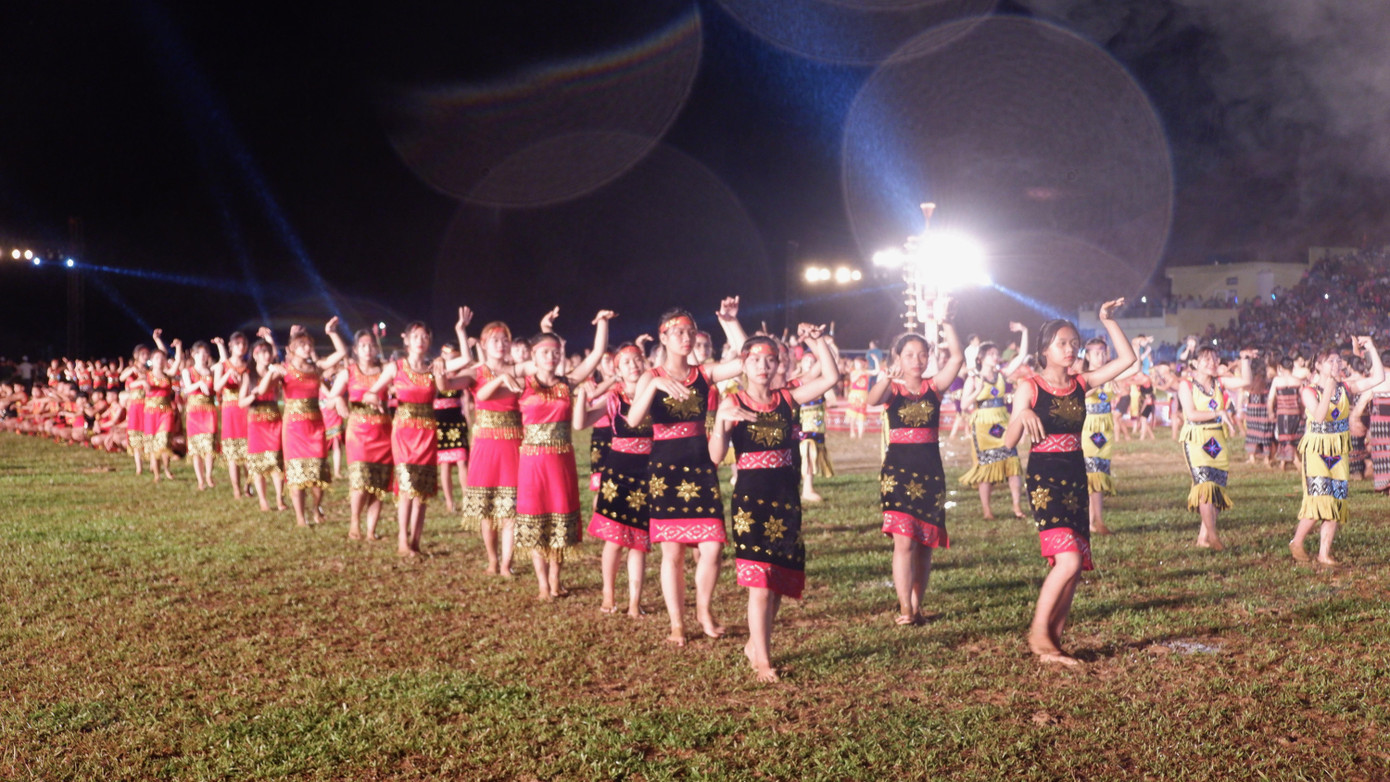 Chương trình nghệ thuật trong đêm khai mạc Hội thi thể thao các dân tộc thiểu số tỉnh Quảng Nam nhiều màu sắc, âm thanh mang nét đẹp của các dân tộc thiểu số trên địa bàn.