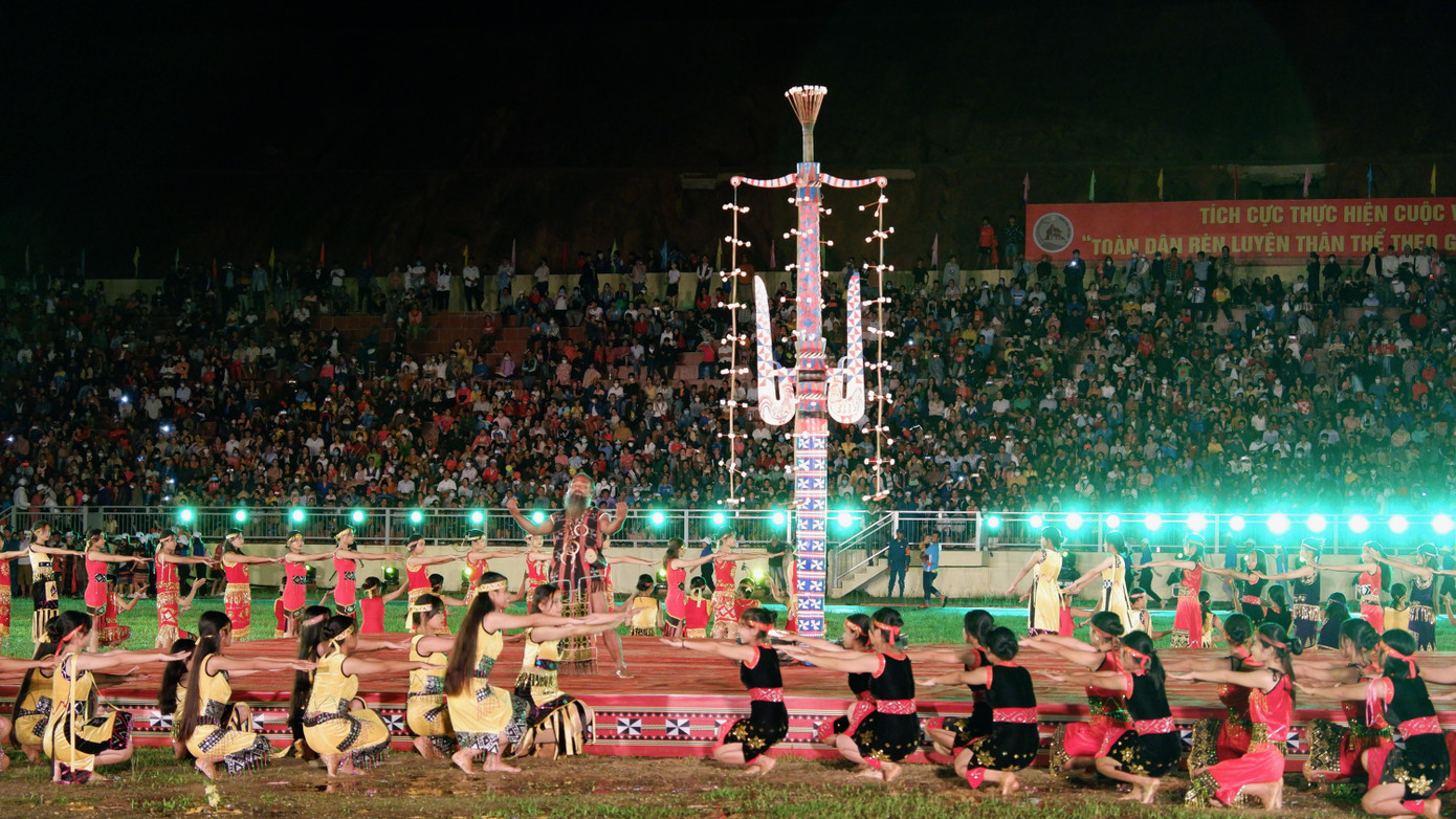 Rực rỡ sắc màu, rộn ràng thanh âm núi rừng trong lễ khai mạc Hội thi thể thao các dân tộc thiểu số tỉnh Quảng Nam lần thứ II-2022