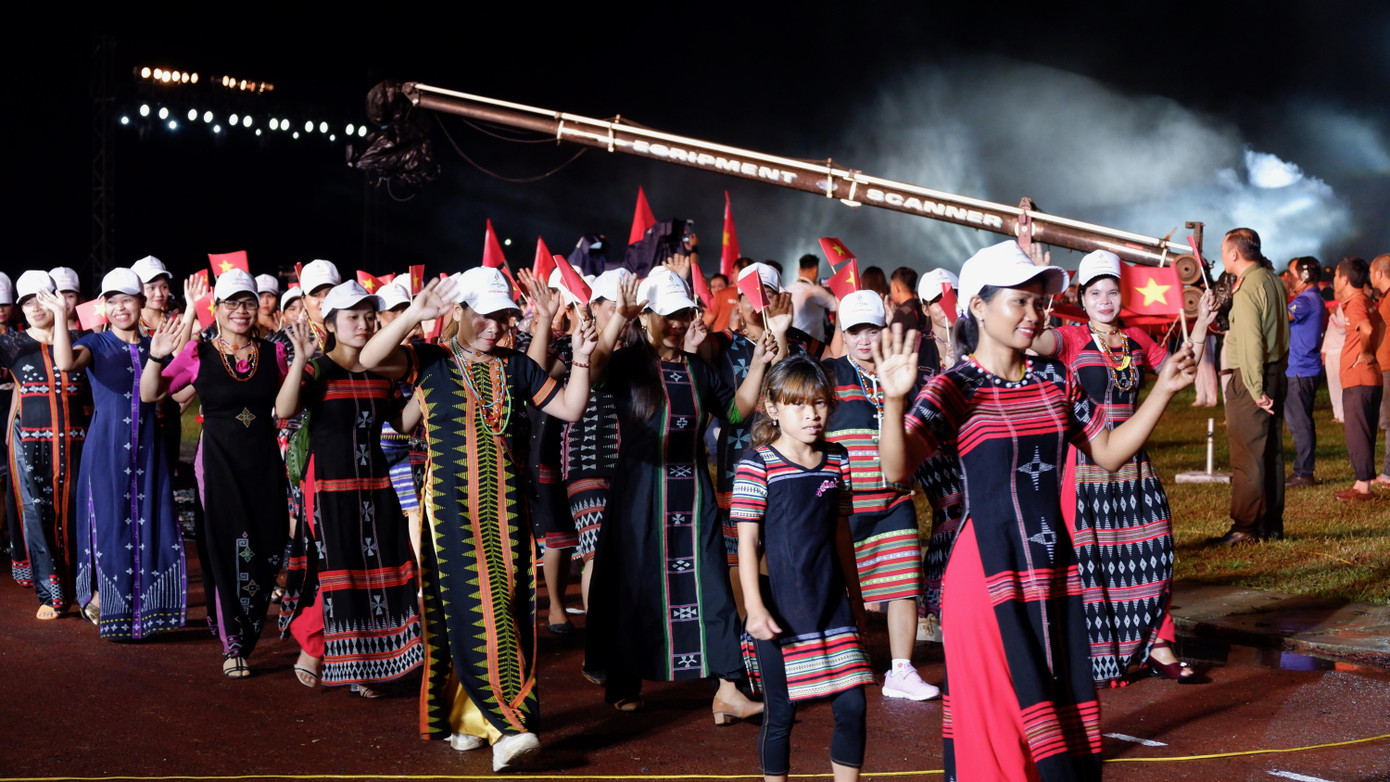 Các đoàn thể thao của các địa phương tham gia diễu hành tại lễ khai mạc. Hội thi thể thao diễn ra từ ngày 12 đến ngày 18/7, thu hút hơn 1.000 vận động viên thuộc 20 dân tộc gồm: K’ Ho, Ba Na, Cơ Tu, Ve, Xê Đăng, Ca Dong;… đến từ 9 huyện trong địa bàn tỉnh Quảng Nam tham gia tranh tài. Các VĐV thi đấu các môn như: Bóng đá nam 7 người, bóng chuyền nam -nữ, việt dã, đẩy gậy, kéo co, bắn nỏ,…