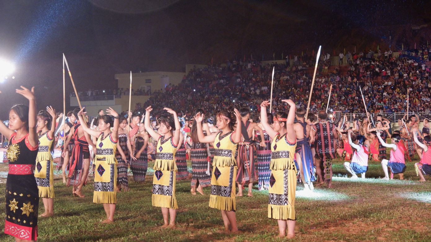 Thiếu nữ các dân tộc thiểu số trong trang phục truyền thống biểu diễn các tiết mục đặc sắc tại đêm khai mạc.