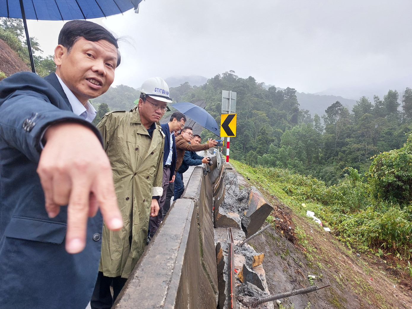 Ông Khuất Việt Hùng (thứ 2) kiểm tra hiện trường vụ tai nạn. Ảnh: V.N