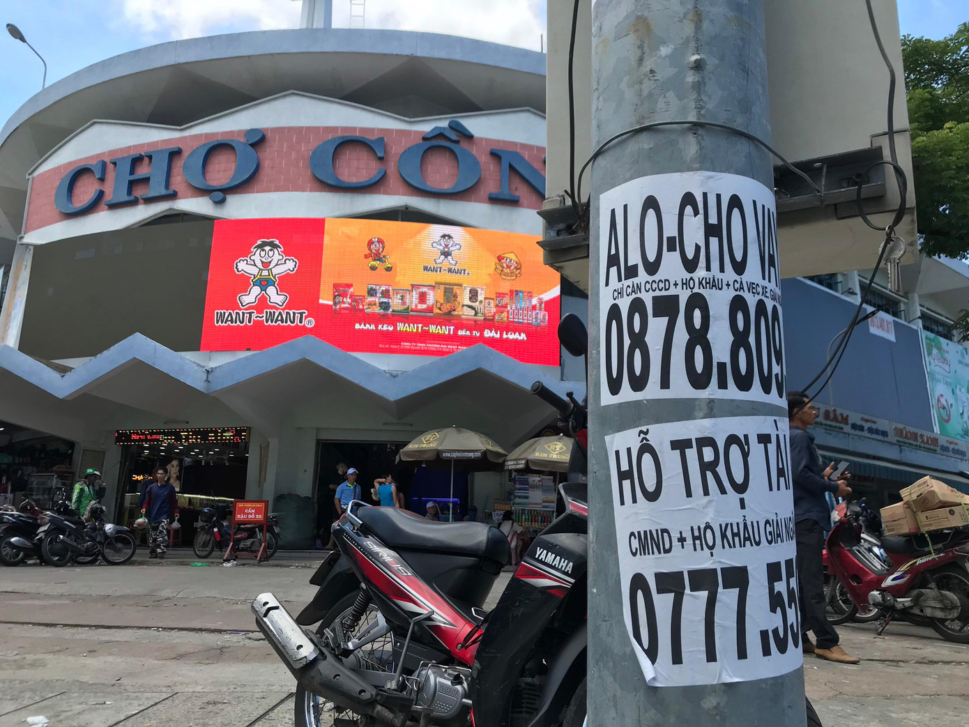 Quảng cáo, rao vặt sai quy định làm nhiều tuyến phố, địa điểm du lịch trên địa bàn Đà Nẵng mất mỹ quan đô thị. Ảnh: Thái Lâm. Quảng cáo, rao vặt sai quy định làm nhiều tuyến phố, địa điểm du lịch trên địa bàn Đà Nẵng mất mỹ quan đô thị. Ảnh: Thái Lâm.