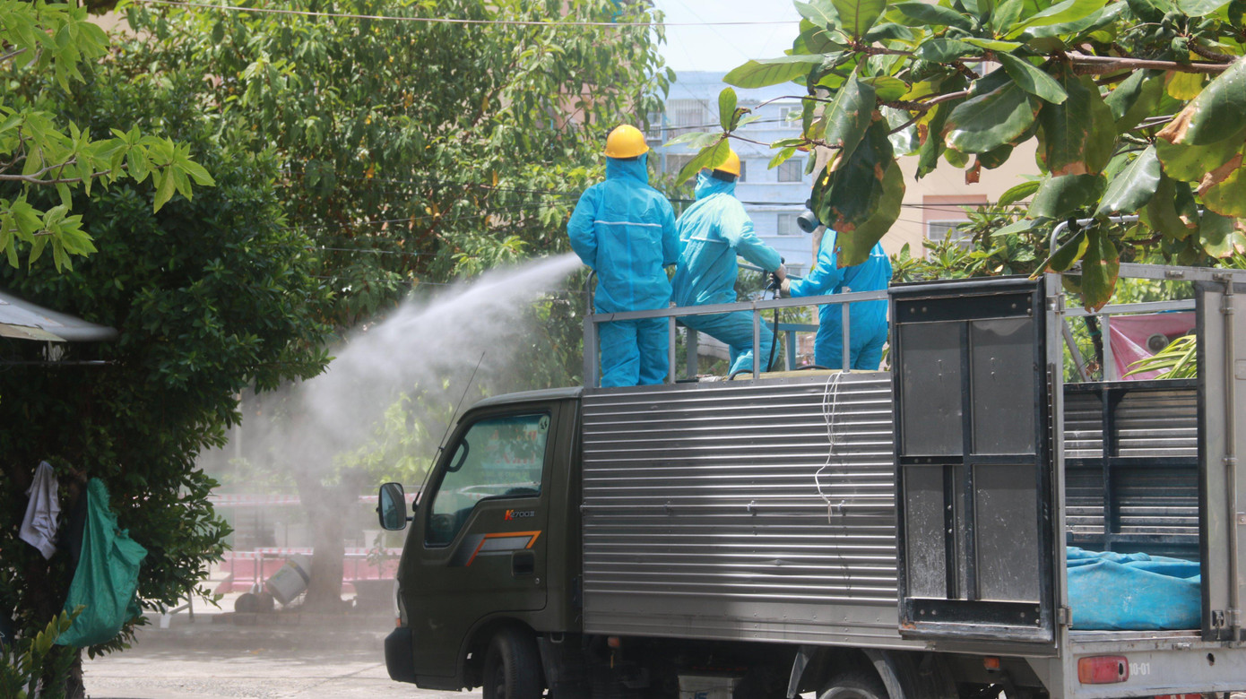 Cơ động di chuyển sâu vào bên trong một khu vực phong toả. Cơ quan chức năng địa phương nhận định, tình hình dịch bệnh trên địa bàn phường Nại Hiên Đông rất phức tạp, cần triển khai đồng bộ và quyết liệt các giải pháp phòng chống COVID-19.