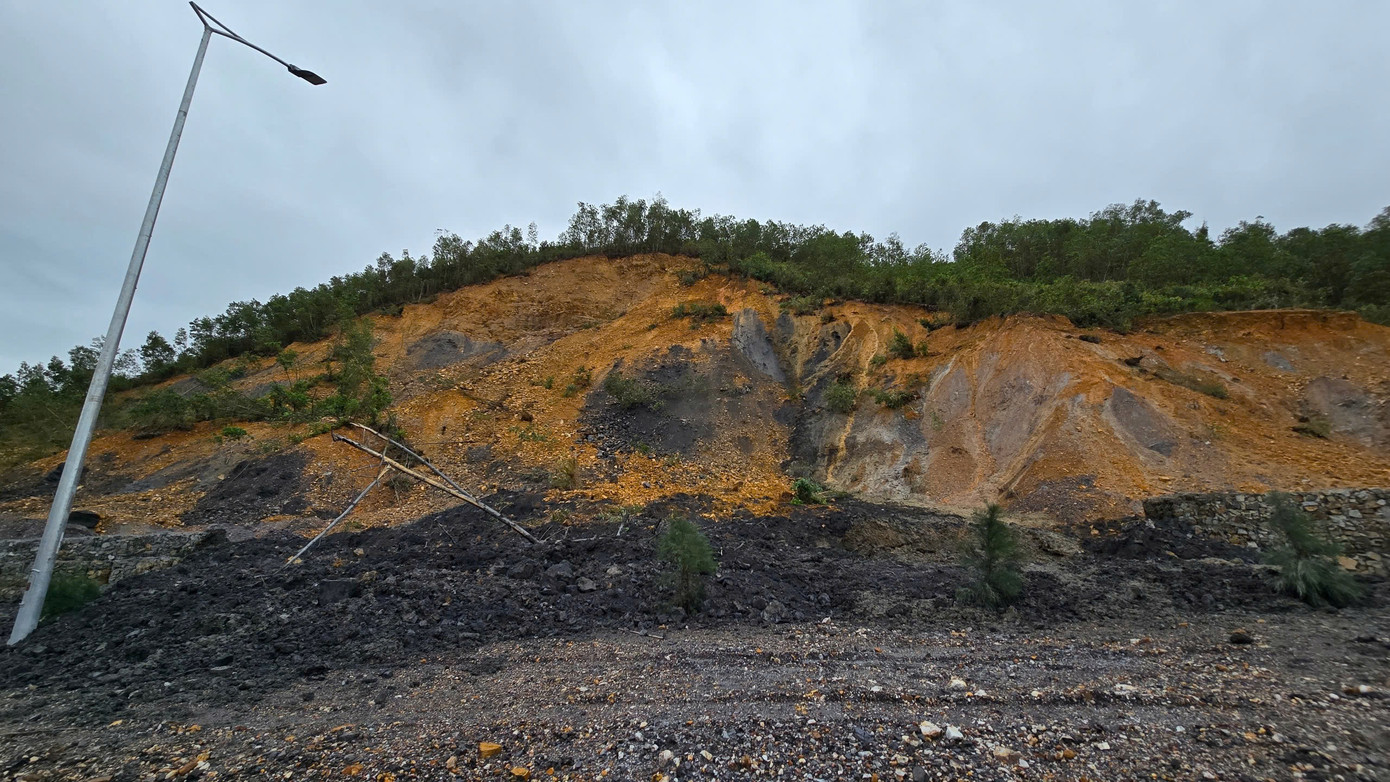 Một khối lượng lớn đất đá tràn xuống mặt đường.